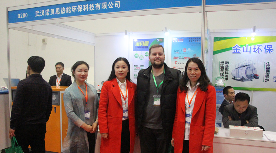 与国际友人合影 与国际友人合影