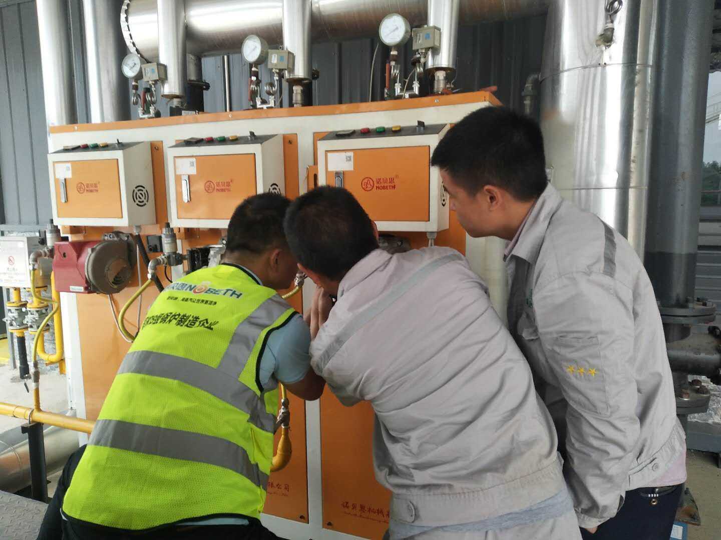 黄瓜成视频人APP的技术人员正在给生产塑胶跑道配套使用的蒸汽发生器进行检修讲解 黄瓜成视频人APP的技术人员正在给生产塑胶跑道配套使用的蒸汽发生器进行检修讲解