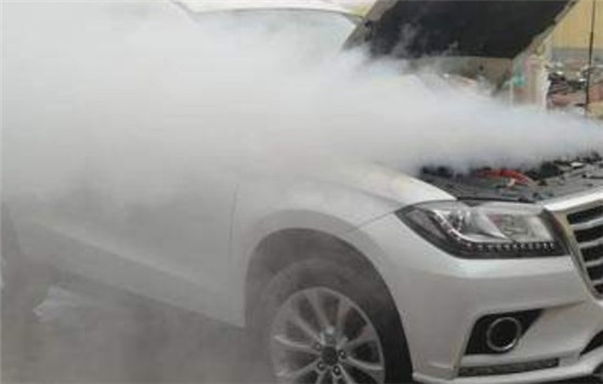 洗车无需排队等待，使用洗车蒸汽发生器在家就能洗车保养