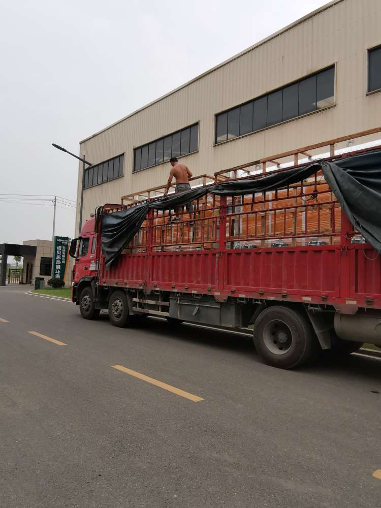 工人们正小心安顿好两台1T低氮黄瓜视频免费在线，毕竟发往黑龙江路途遥远呀