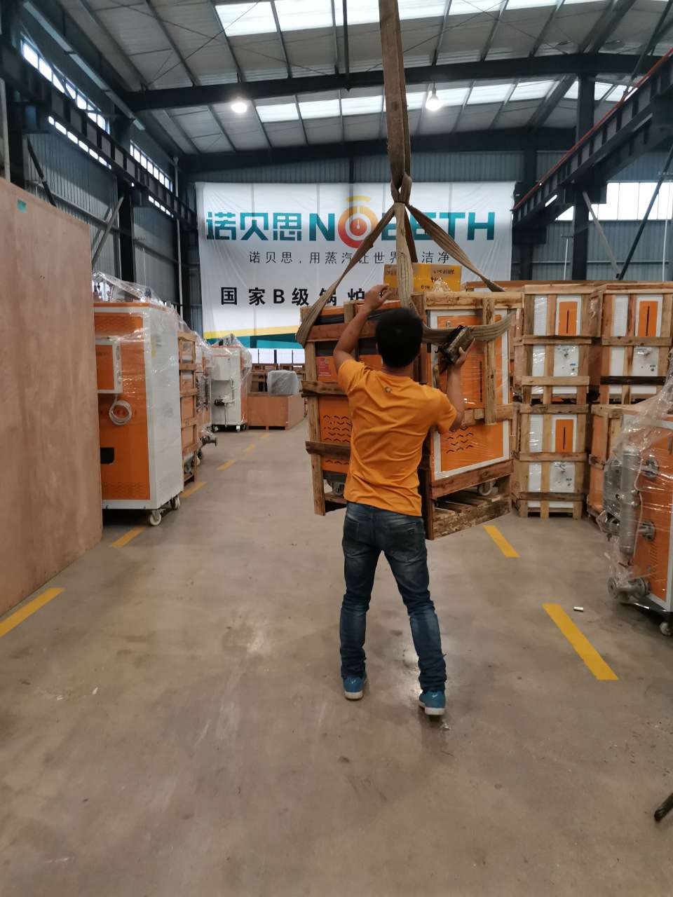 黄瓜成视频人APP的工厂工人们正在小心翼翼的吊装包装好的混凝土预制构件小型蒸汽发生器