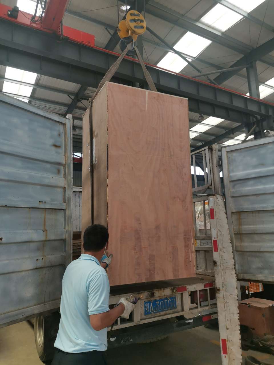 啤酒发酵全自动黄瓜视频黄色下载打包好正在吊装去往物流点