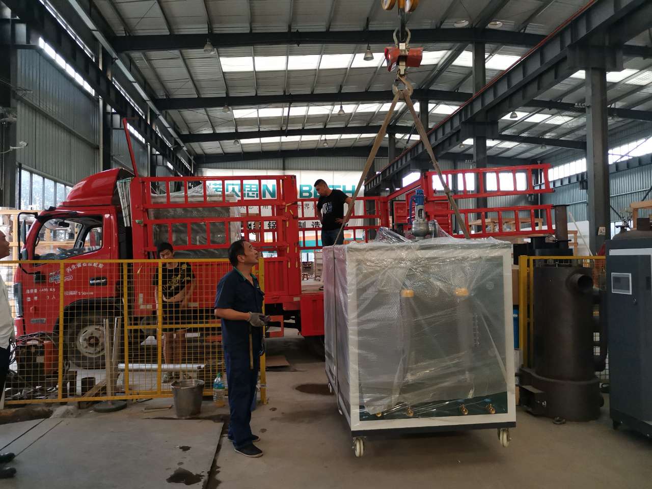 酒店洗衣房48kw蒸汽发生器吊装中 酒店洗衣房48kw蒸汽发生器吊装中