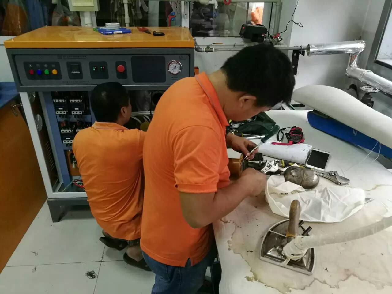 利用蒸汽熨烫，还能空间加温加湿防止静电