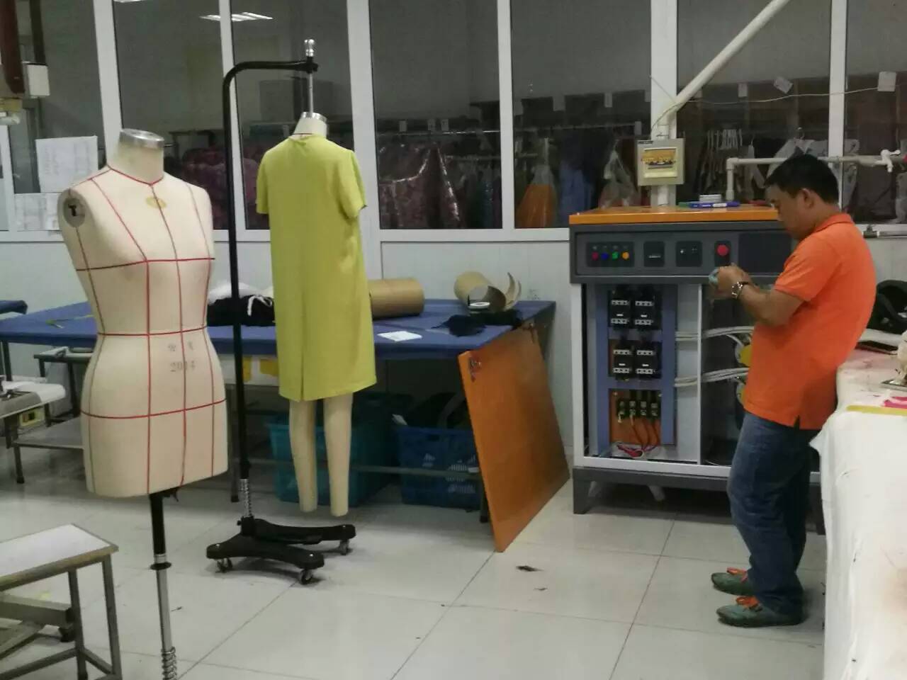 广东服装厂整烫电蒸汽发生器实现服装厂蒸汽自由，蒸汽节能无浪费