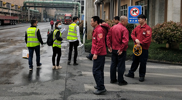 黄瓜成视频人APP售后人员和轮胎厂员工合影