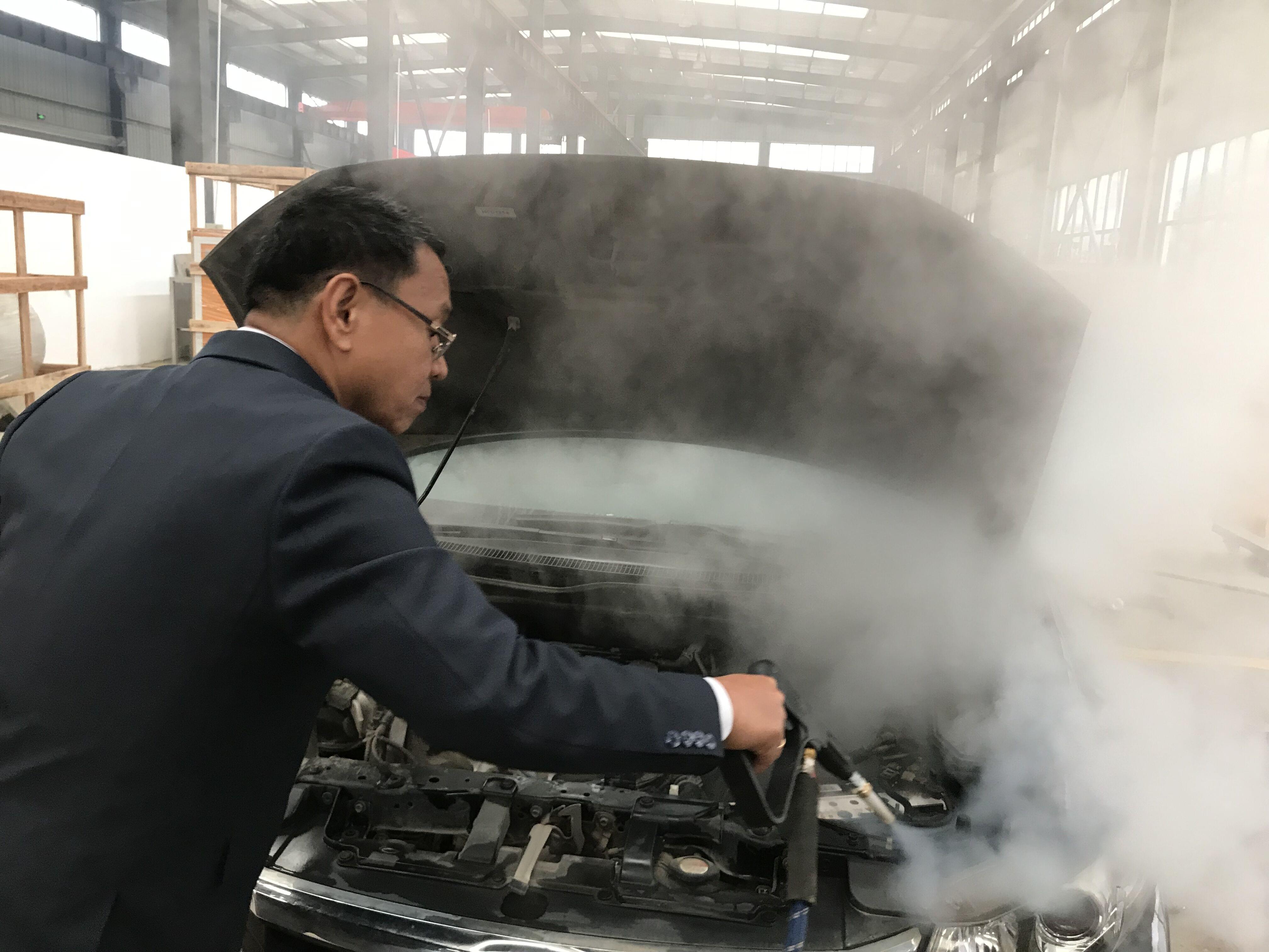 外国友人现场演示蒸汽洗车，惊呼太过隐！